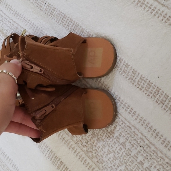 DV dolce Vita gladiator strappy sandals. Brown, flats, summer, beach, boho. - Picture 4 of 9